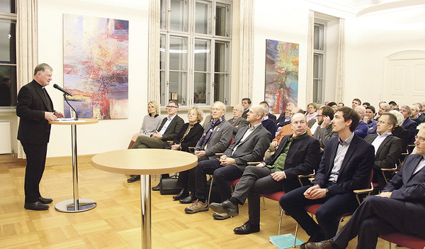 Bischof Manfred Scheuer lud Agrar-Vertreter/innen in den Bischofshof, unter ihnen Landesrat Max Hiegelsberger, Bauernbund-Direktorin Maria Sauer, der designierte Direktor der Landwirtschaftskammer Karl Dietachmair, Karl-Heinz Schaurhofer und Wilfried