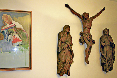 Kreuzigungsgruppe in Rombolds Wohnzimmer
