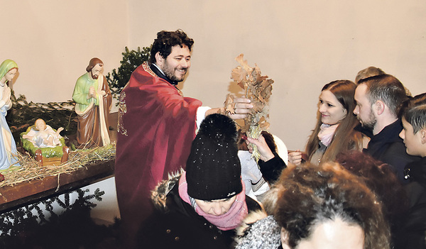 Büschel aus Eichenlaub und Stroh sind in der serbisch-orthodoxen Kirche traditionelle Symbole bei der Vesper am heiligen Abend. Pfarrer Dalibor Brnzej bei der Verteilung der Büschel. Vor der Kirche wird ein Feuer aus Ästen der Eiche entzündet. Es sol