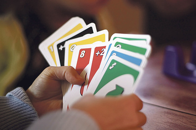 „Uno“ ist neben „Mensch ärgere dich nicht“ einer der absoluten Familien-Spieleklassiker.   