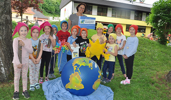 Einsatz für das Klima: Kindergartenleiterin Tanja König mit den Klimazwergen. 