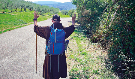 Pilgerschaft: Erzbischof Franz Lackner freut sich auf das Tagesziel Assisi.