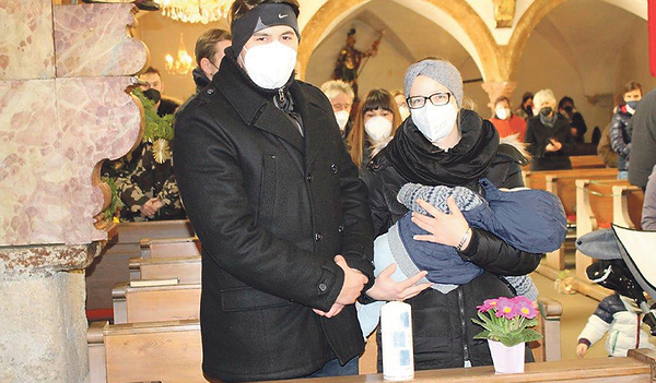 Der kleine Jakob Josef mit seinen Eltern in der Pfarrkirche Kirchdorf 
