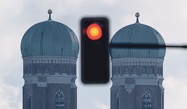 Die Ampel auf Rot: Das Münchner Missbrauchsgutachten löst Erschütterung aus.