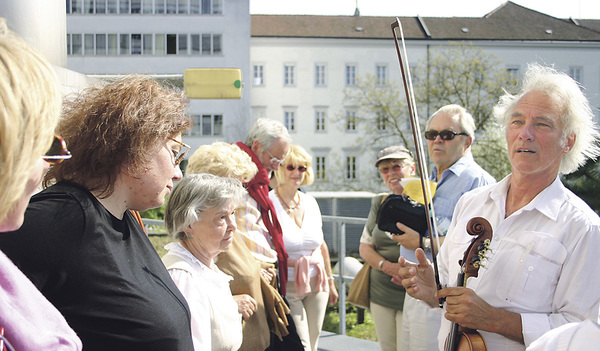 Herwig Strobl mit der Geige beim Rundgang durch das jüdische Linz   