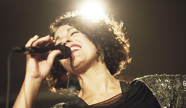 Nirit Sommerfeld singt Pop und Rap und hebräische, deutsche und jiddische Lieder und Balladen.   