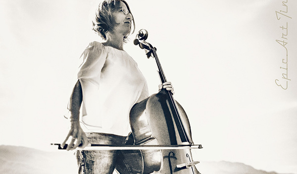 Die Cellistin Magdalena König unterrichtet Cello und komponiert Musik für Cellist/innen jeden Alters.    