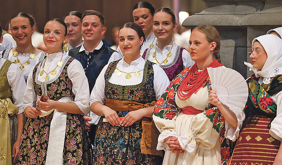 Bei der Festmesse in kroatischer Tracht. 