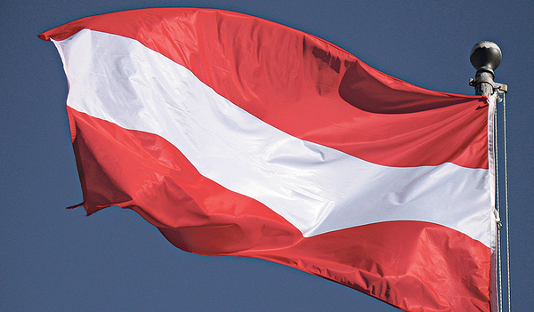 Die österreichische Flagge im Wind.