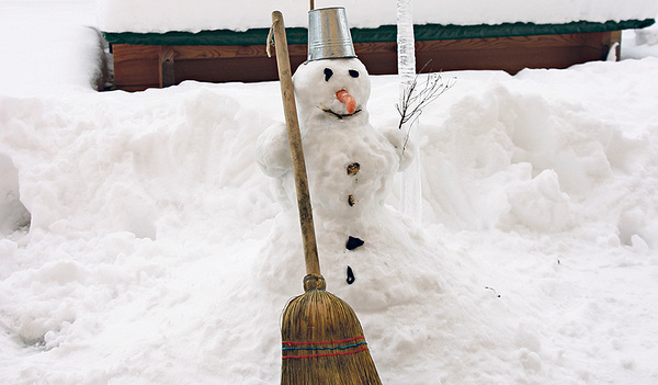 Ein klassischer Schneemann, wie man ihn kennt und wie ihn Kinder (und Erwachsene) gerne bauen. 