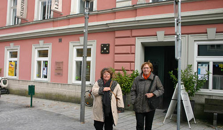 Irmgard Pachler und Waltraud Staudinger, laienhelferinnen von pro mente, vor dem Haus, in dem der Club untergebracht ist: Lebzelter Haus, Psychisch kanken Menschen