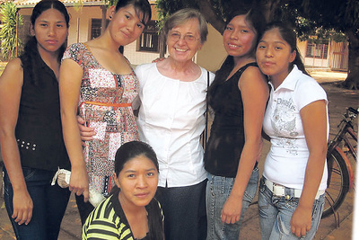 Daniela Kastner aus Helfenberg  mit Schülerinnen aus  San Ignacio de Velasco in Bolivien.  