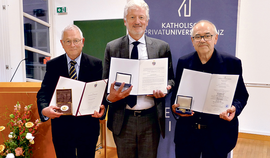 Ehrensenator und Träger der Florian-Medaille Helmut Obermayr, der neue Ehrensenator Franz Mittendorfer und der Ehrendoktor der KU Univ.-Prof. emeritus Herbert Kalb (von links).  