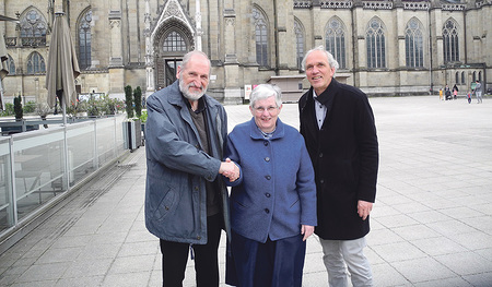 Herausgeber Willi Vieböck gratuliert der Gewinnerin Kl. Sr. Resi vom Orden der Kleinen Schwestern Jesu. Rechts im Bild: Manfred Meraner vom Verlag Veritas 