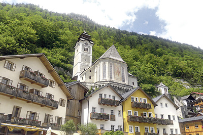 Die Pfarrkirche Hallstatt, an den Berg geschmiegt   