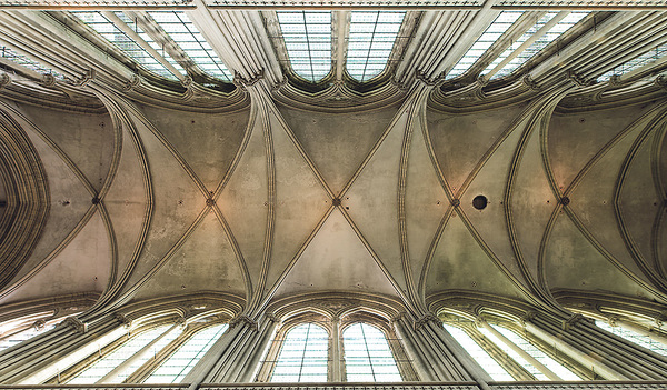 Jeder Kirchenraum spürt sich anders an. In jeder Kirche kann man diesem Gefühl nachspüren.  