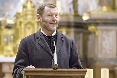 Hausherr Abt Reinhold Dessl führte zu später Stunde durch das neue Stiftsmuseum.  