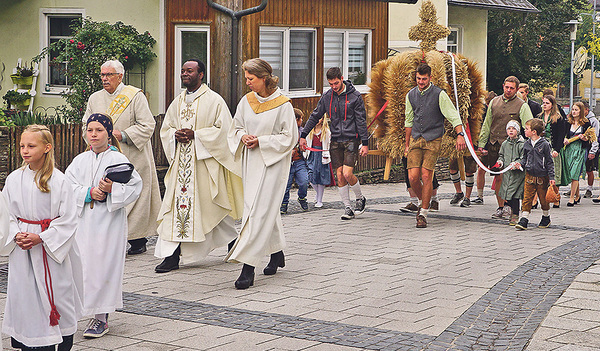 Der neue Pfarrer (Bildmitte) mit Diakon Heinz Rieder und Pfarrassistentin Caroline Murauer   