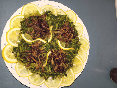 Hendbe (mit Löwenzahn, Zwiebel und Zitronen)