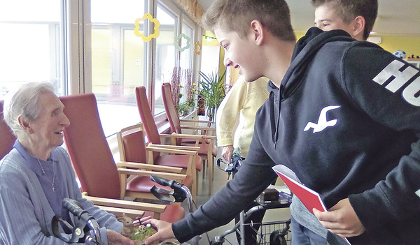 Die Firmlinge brachten den Bewohnerinnen und Bewohnern des Altersheimes Geschenke.   