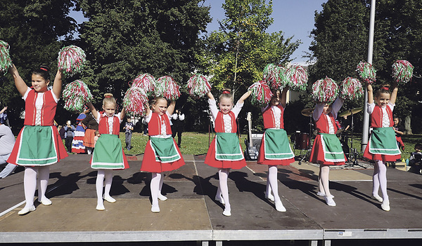 Eine ungarische Kindertanzgruppe beim Begegnungsfest nach der Messe am „Sonntag der Völker“ in Linz   