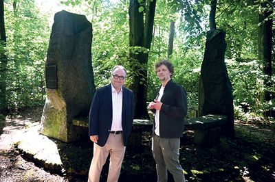 Bischof Michael Chalupka (links) und der wissenschaftliche Leiter der Pressefahrt Leonhard Jungwirth beim Bauernkriegsdenkmal im Emlinger Holz bei Eferding.