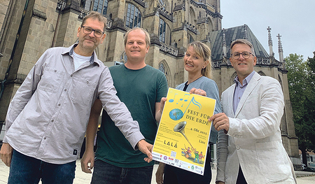 Von links: Markus Lindner (Oö. Landesmusikschulen), Mathias Kaineder (LALÁ), Josseline Engeler (Kunstprojekt nunc) und Manfred Hofmann  (KA OÖ) laden zum Fest für die Erde ein.  