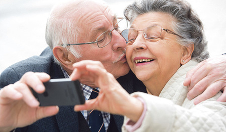 Zeit für ein Erinnerungsfoto: Auch Generation 60+ macht jetzt Selfies. 