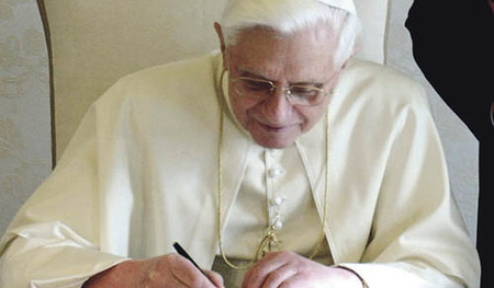 EnzyklikaVorstellung der ersten Enzyklika von Papst Benedikt XVI. am 25. Januar 2006. Sie tr?gt den Titel 'Deus caritas est' ('Gott ist die Liebe'). Papst Benedikt XVI. in unterschreibt in seinem Amtszimmer die Enzyklika. Neben ihm Erzbischof Leonar