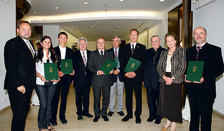 Gruppenfoto Eduard Ploier-Preisträger V.l.n.r.: Landesrat Dr. Josef Stockinger,Frau Tina Demmelbauer,Frau Mag. Heidi Riepl;Landeshauptmann Dr. Josef Pühringer, Präsident Dr. Johannes Riedl,Primar Dr. Manfred Dichtl sen.,Dr. Peter Neuner,Bischof Ludwi