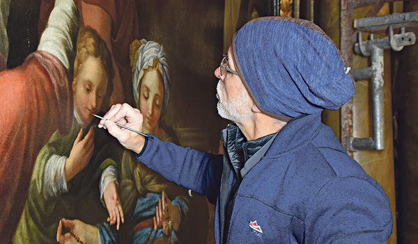 Noch wird in der Rohrbacher Pfarrkirche an den Altären gearbeitet.    