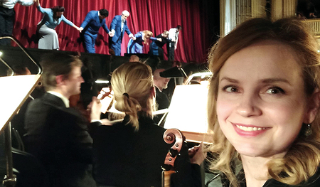 Julia Rubanova im Orchestergraben der Wiener Staatsoper, wo sie regelmäßig spielt.  