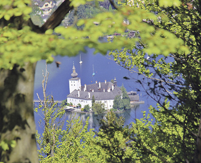 Die Traumkulisse von Schloss Ort lockt Touristen und Heiratswillige.  