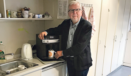 Josef Wallner an einem wichtigen Platz in der Redaktion: bei der Kaffeemaschine.      