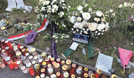 Kränze, Kerzen, Blumen und Abschiedsbriefe erinnern in der Dreierschützengasse in Graz an den gewaltsamen Tod von elf Menschen. „Was da passiert ist, ist mehr, als unsere Seelen fassen können“, sagt Notfallseelsorger Paul Nitsche.   