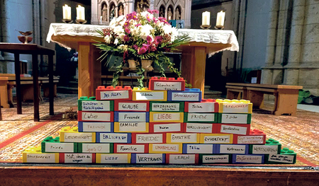 Die Mauer entstand beim „Kreativteil“ der Wort Gottes-Feier.   