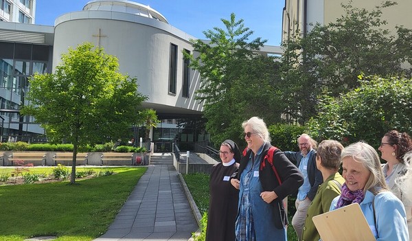 Kirchenerkundung „Dazwischensein“ vor und in der Elisabethkapelle der Elisabethinnen in Linz. Die Kapelle befindet sich in der geographischen Mitte des gesamten Gebäudekomplexes - zwischen Kloster und Krankenhaus. 