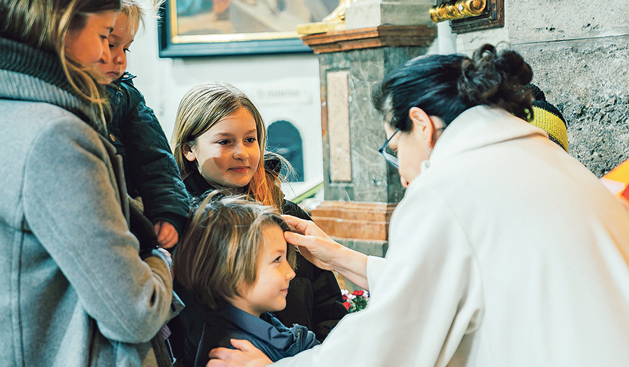 Im Bild segnet die Vöcklabrucker Seelsorgerin Claudia Hössinger ein Kind. Heuer findet die Kindersegnung in der Stadtpfarrkirche Vöcklabruck am 1. Februar um 10:30 Uhr statt.