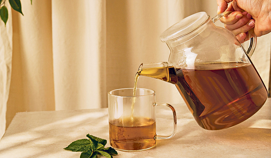 Tee bietet mit seiner Aromenvielfalt eine gute Alternative zu Wein und Bier und unterstützt den Geschmack von Speisen.  