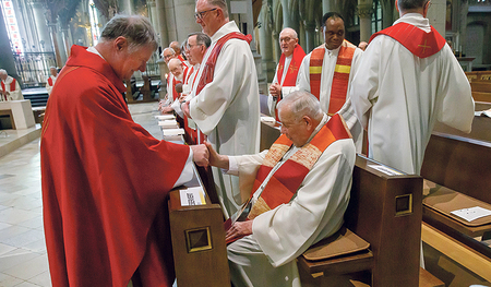Im Mariendom: Bischof Manfred Scheuer gratuliert Bischof em. Maximilian Aichern im Jahr 2024 zum 65-jährigen Priesterjubiläum.  