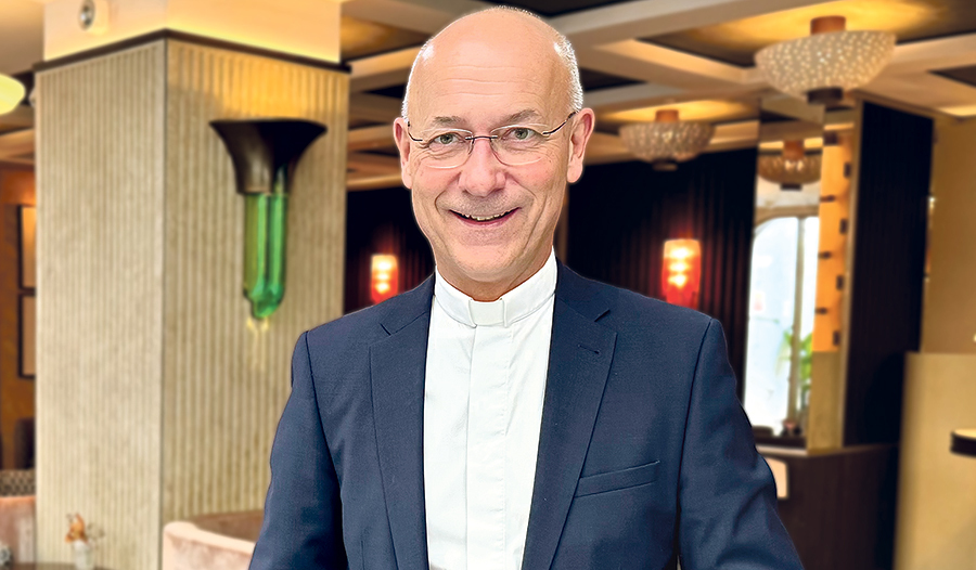 Wiens Dompfarrer Toni Faber steht zu seinen Eigenheiten. Das gefällt nicht allen.   
