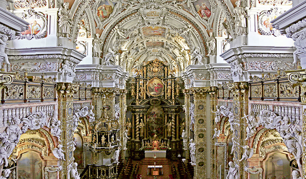 Die Stiftskirche Schlierbach ist zugleich auch Pfarrkirche. Die notwendige Renovierung des barocken Gotteshauses gehört zu den drängenden Anliegen, die Abt Nikolaus zur Zeit beschäftigen.   