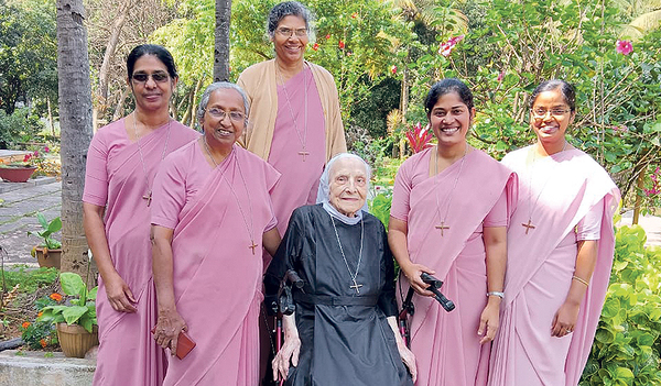 Sr. M. Johanna Brandstätter, umgeben von indischen Mitschwestern