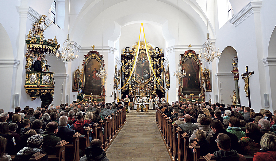 Die frisch renovierte Pfarrkirche von Sandl.   