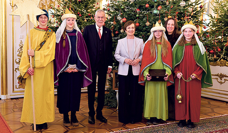 Die Sternsinger:innen Elisa, Johanna, Luise und Helene aus der Pfarre Kremsmünster waren zu Besuch bei Bundespräsident Alexander van der Bellen und seiner Frau Doris Schmidauer, hinten rechts: Bundesvorsitzende Veronika Schippani-Stockinger.   