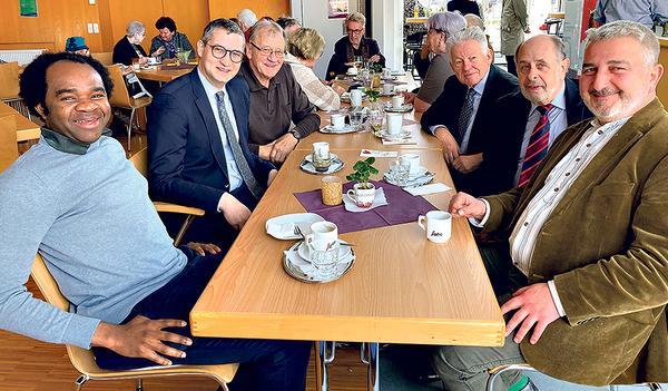 Das Pro-Oriente-Team im Austausch nach dem Gottesdienst  mit Mitgliedern der Pfarrgemeinde Linz-Christkönig und Pfarrer Zarko Prskalo (rechts)  