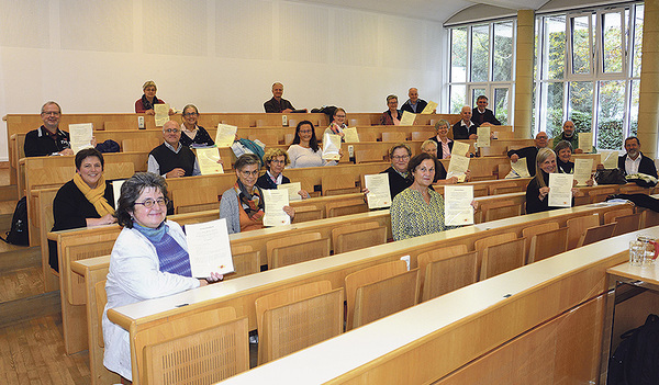 Die Absolvent/innen mit ihren Zertifikaten   