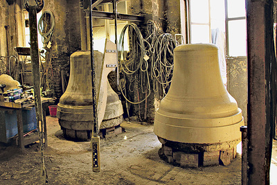 Die „falsche Glocke“ ist das 1:1-Modell, mit dem die Gussform gebildet wird.  