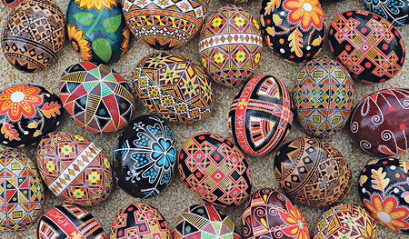 Traditionelle und moderne Pysanky aus der Ukraine und der ukrainischen Diaspora