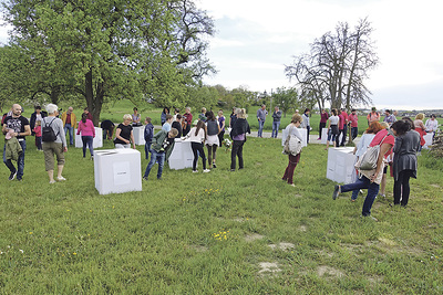 Ansfelden: Ende April führten Strichcodes auf großen Würfeln zu einem Namen und der Geschichte dahinter.  